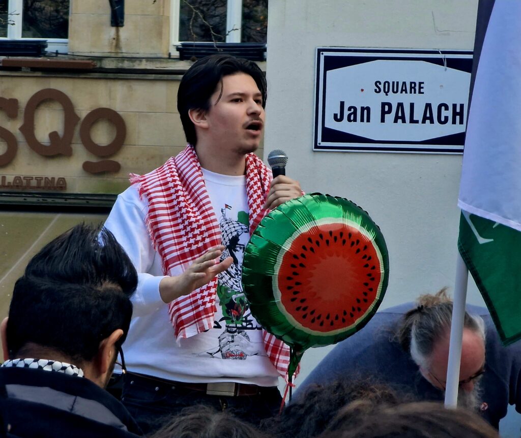 Inicijator peticije, Halid Karajbić, na protestnom skupu