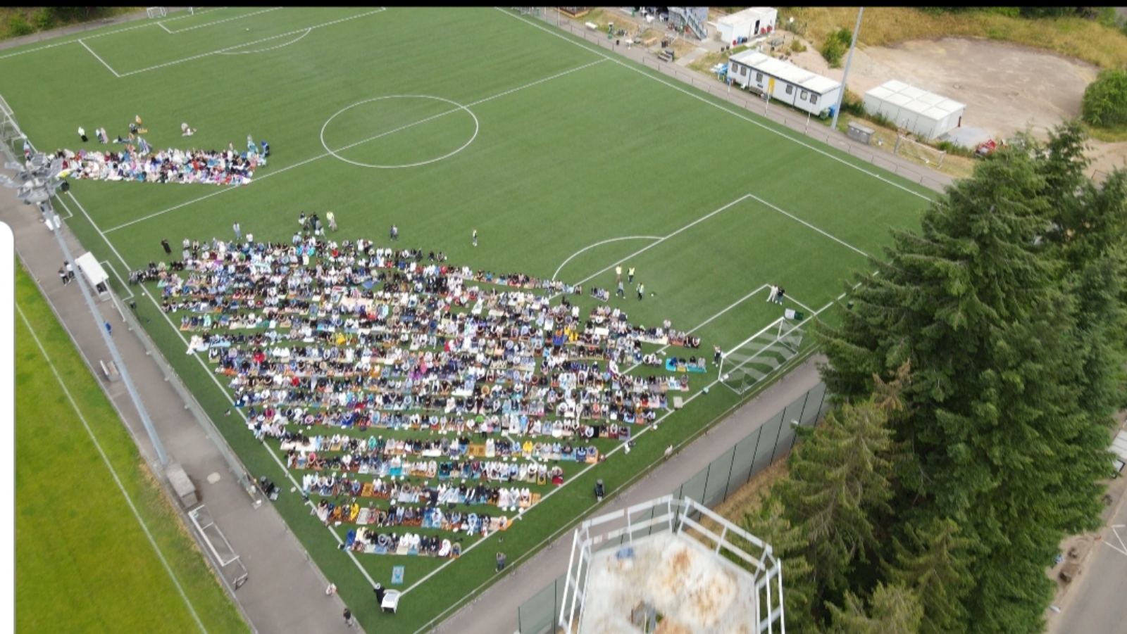 Na hiljade vjernika na bajram-namazima u Luksemburgu: Po prvi put bajram klanjan i na fudbalskom stadionu (FOTO)